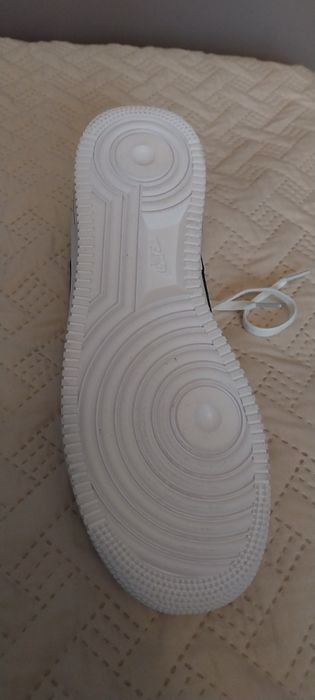 Białe buty NIKE.