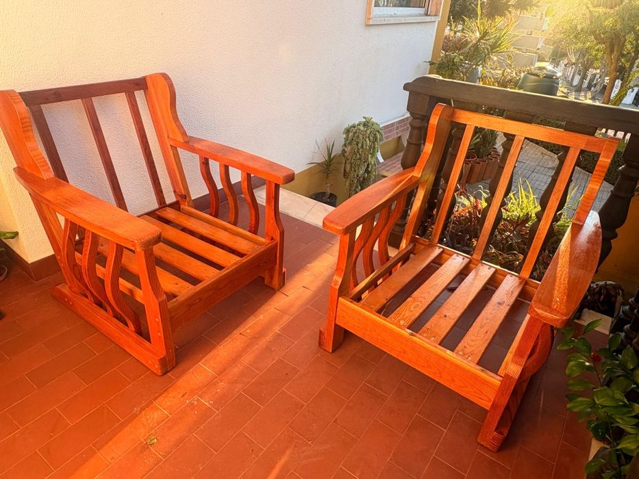 2 cadeirões em madeira