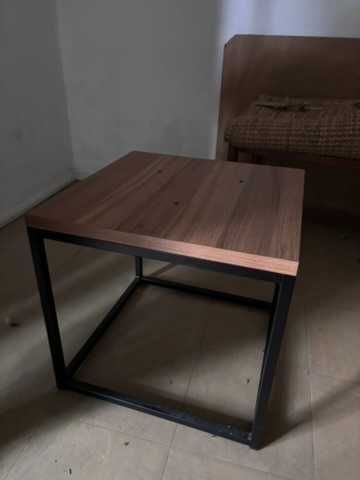 Mesa de apoio com pés pretos 50x50