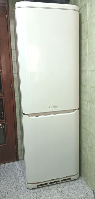 Frigorífico Ariston avariado — para peças