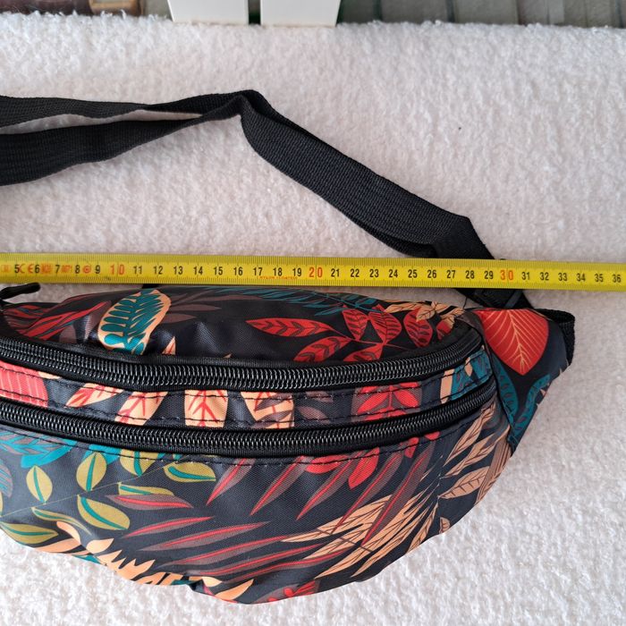 Nowa torebka nerka z wodoodpornego materiału.