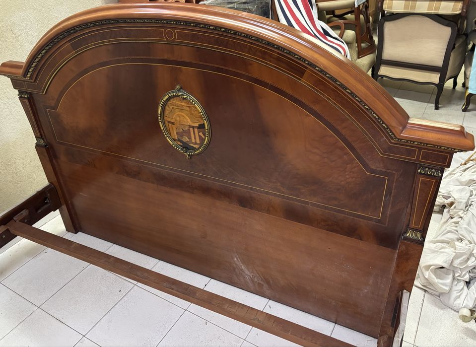 Cama de casal clássica em madeira com detalhes em bronze – estilo neoclássico