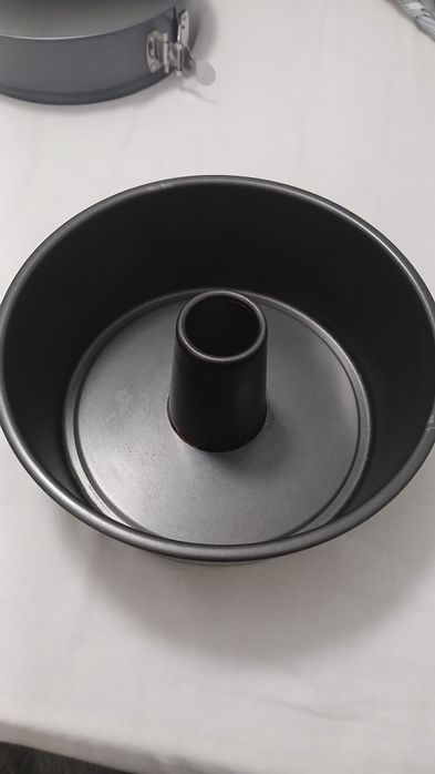 conjunto de formas variadas para bolos e assados, em ótimo estado