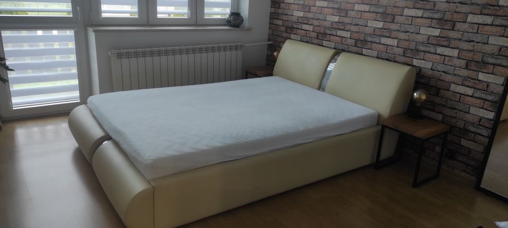 Sprzedam łóżko w b. dobrym stanie