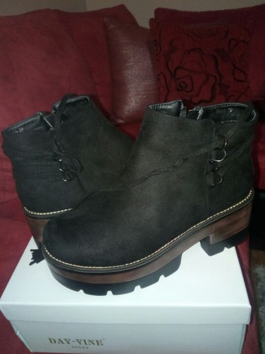 Botas Novas e botas em pele novas