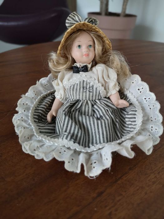 Porcelanowa laleczka, kolekcjonerska