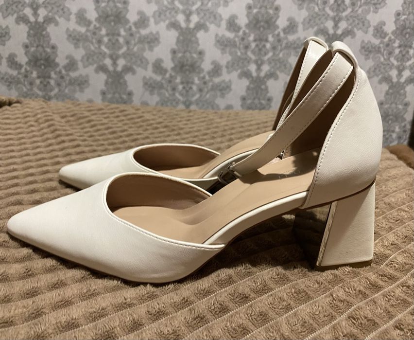 Туфлі на стійкому каблуці