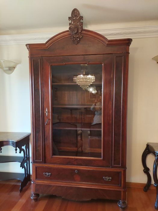 Móvel vitrine em boa madeira, robusto com 4 prateleiras e 2 gavetões.  Alt.2,85X51.tem apenas um pé  a necessitar de restauro.