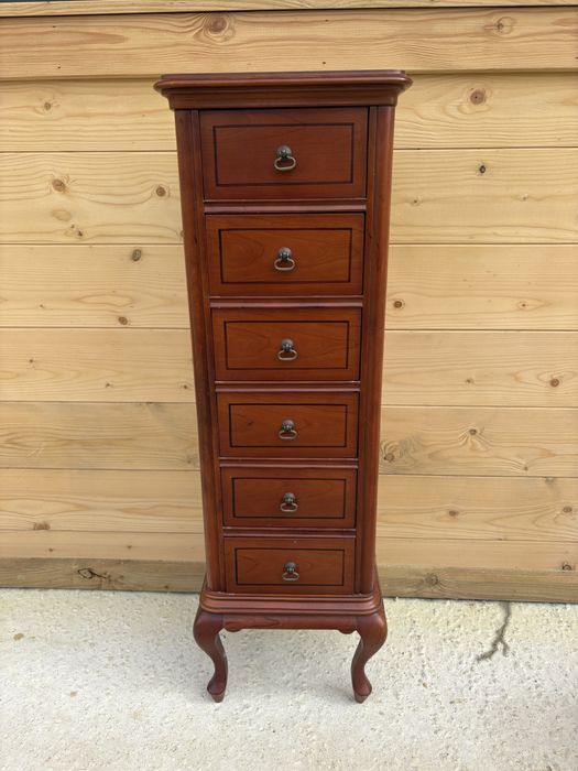 Móvel estilo clássico em madeira maciça