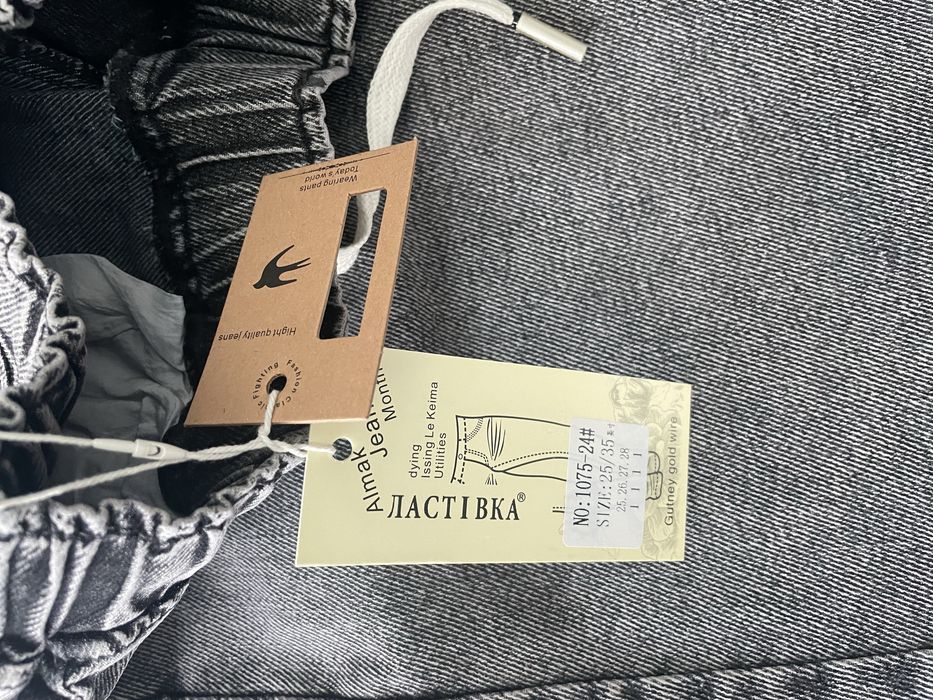 Моми на дівчинку