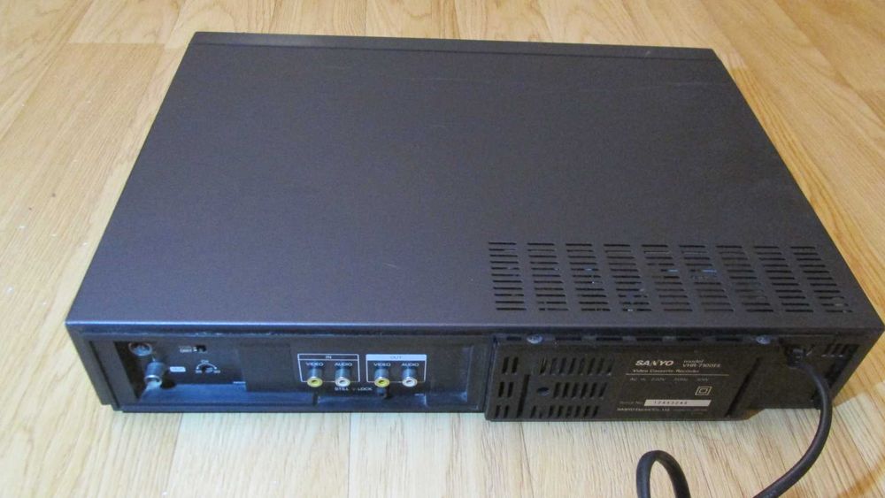 Magnetowid Sanyo  VHR-7100EE sprawny
