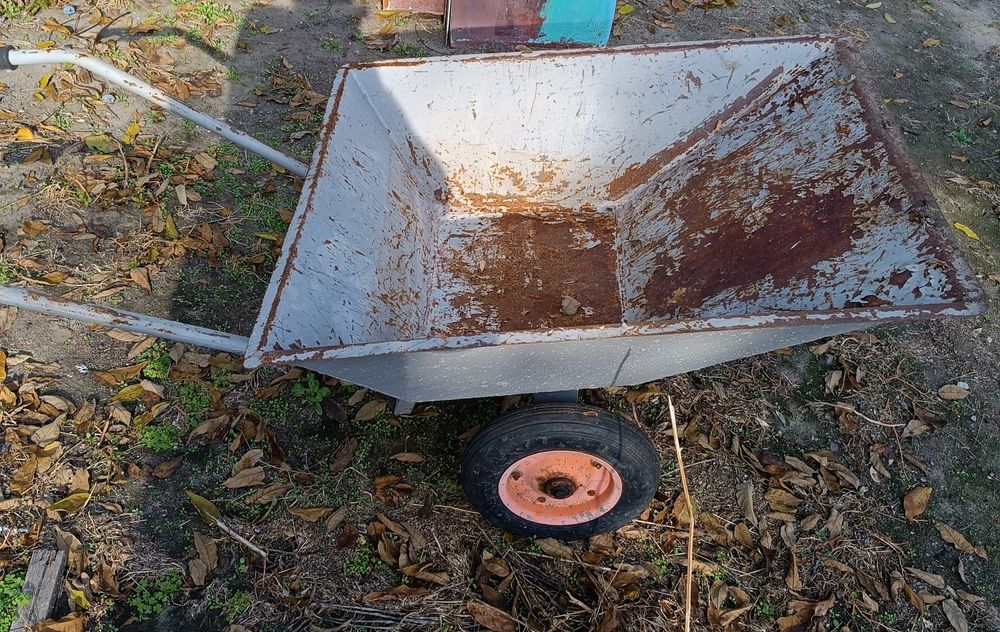 Тачка строительная.