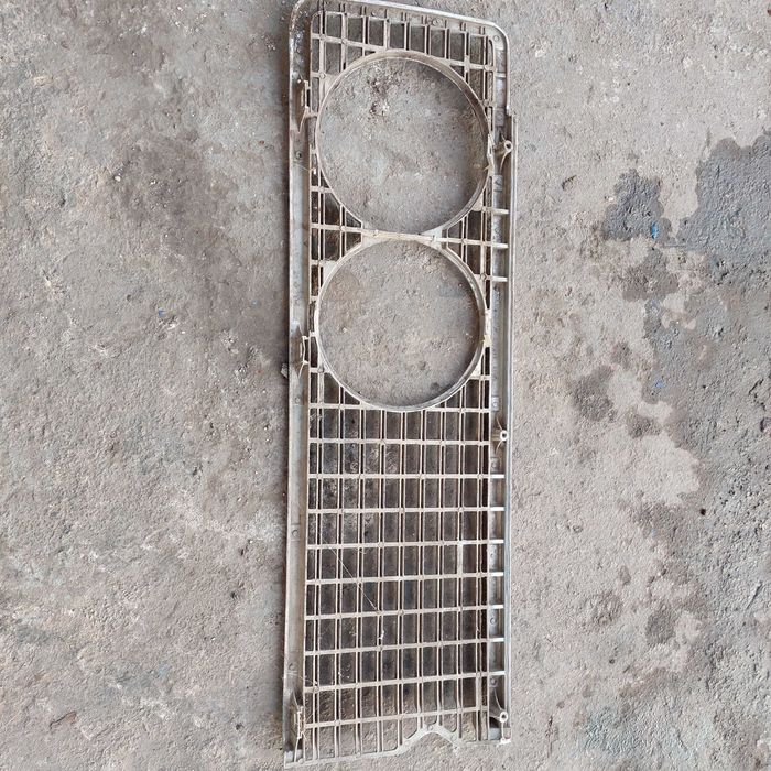 1 часть  передняя решетка автомобиля ВАЗ 2103 ВАЗ 2106