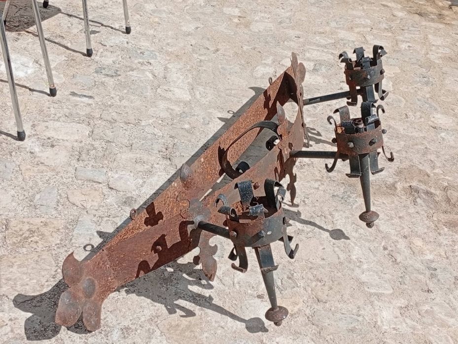 Apliques de parede de grandes dimensões em ferro forjado