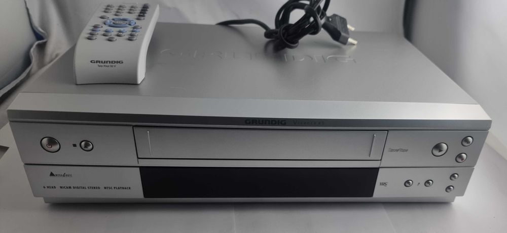Magnetowid Grundig + pilot
