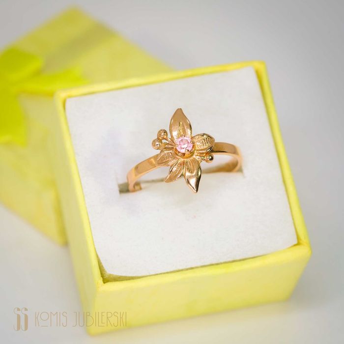 Złoty pierścionek z różowym kamieniem