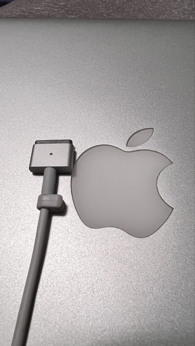 Макбук MacBook Air 2015 в гарному стані