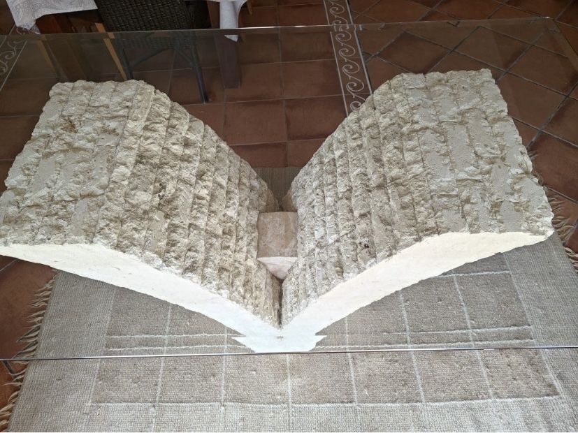 Mesa de vidro e pedra