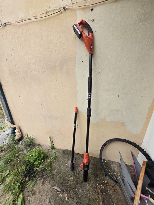 Eletrosserra telescópica BLACK + DECKER GPC1820