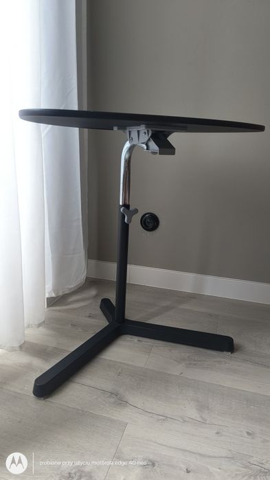 Ikea Svartasen stolik pod laptopa