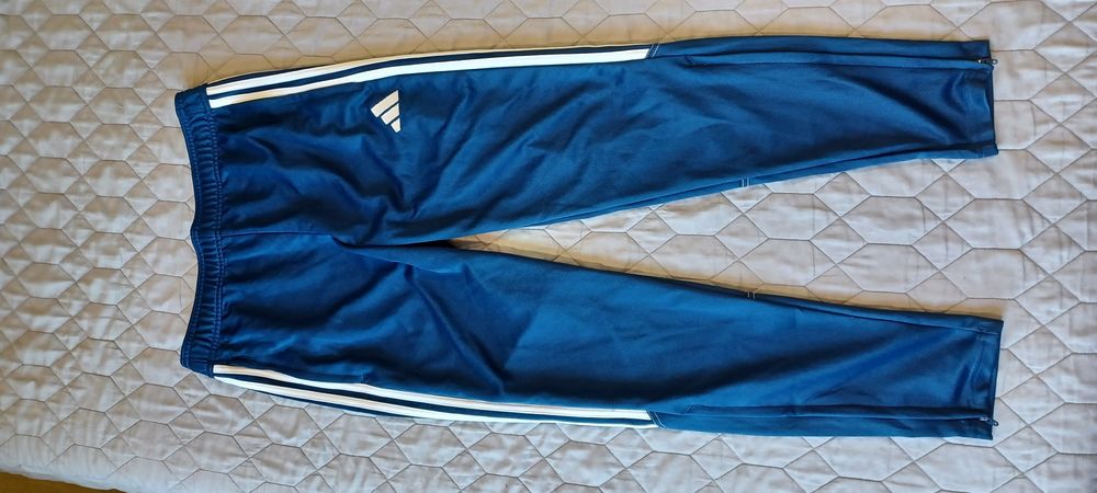 Spodnie dresowe Adidas.