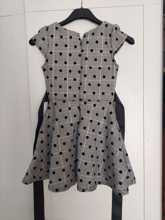 Piękna elegancka sukieneczka dla dziewczynki