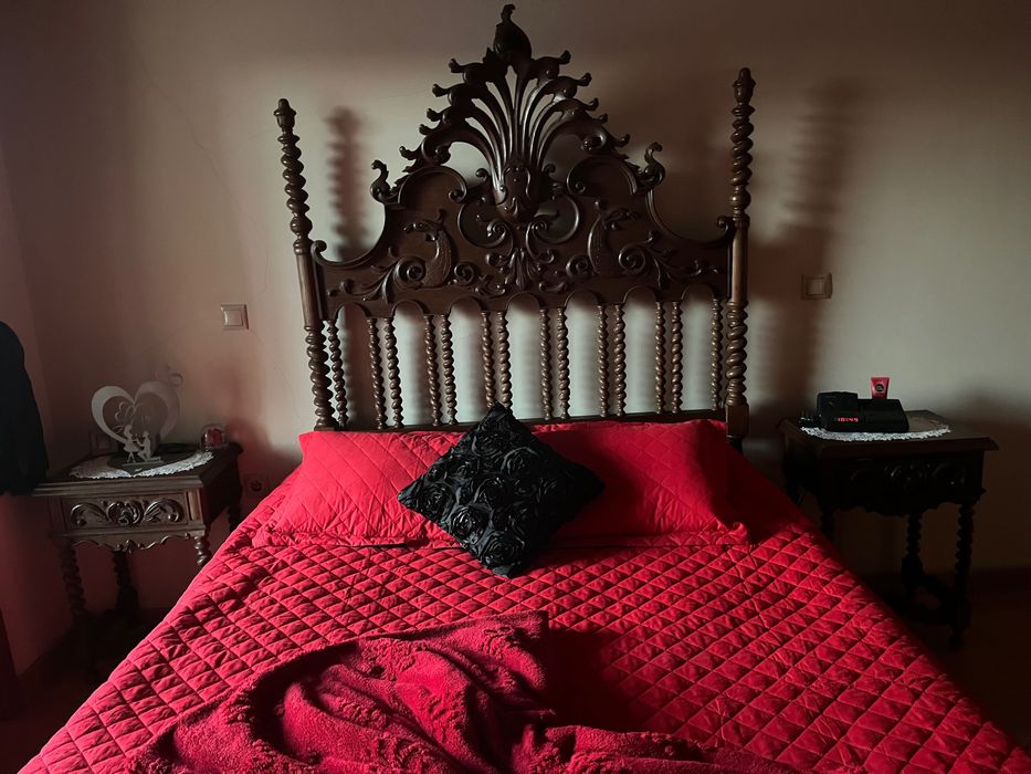 Cama de casal com comoda e mesas de cabeceira