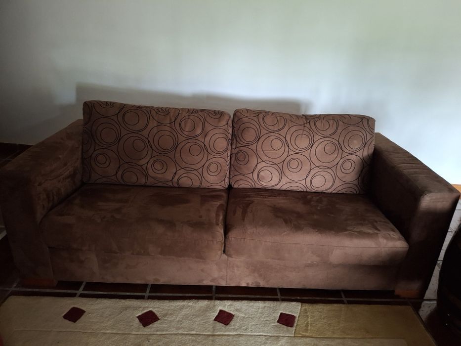 Sofa de dois lugares . Castanho revestido por um  tecido aveludado.