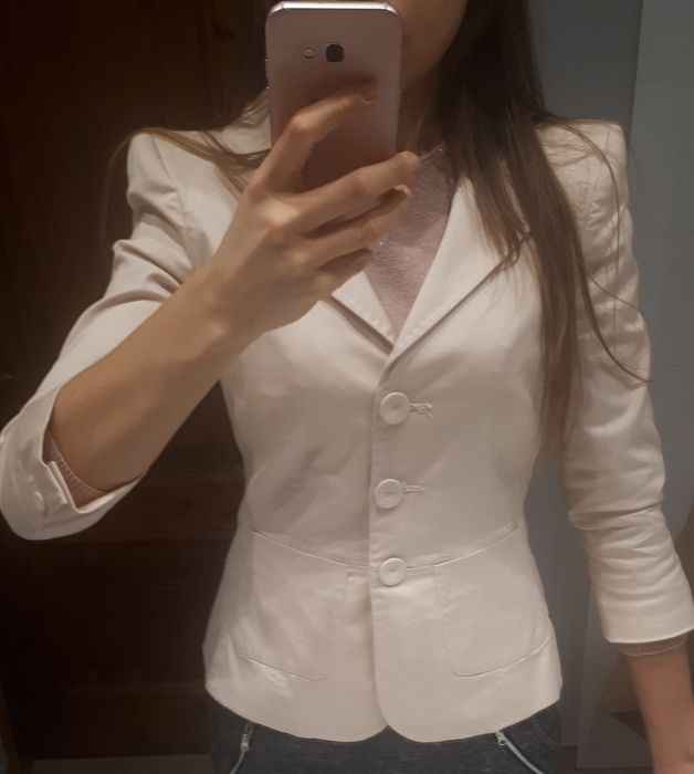 Damska, pudrowo-różowa, elegacka marynarka marki Mango