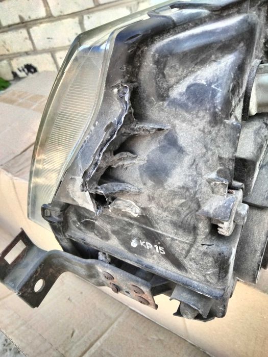 Фара Mitsubishi Space Runner