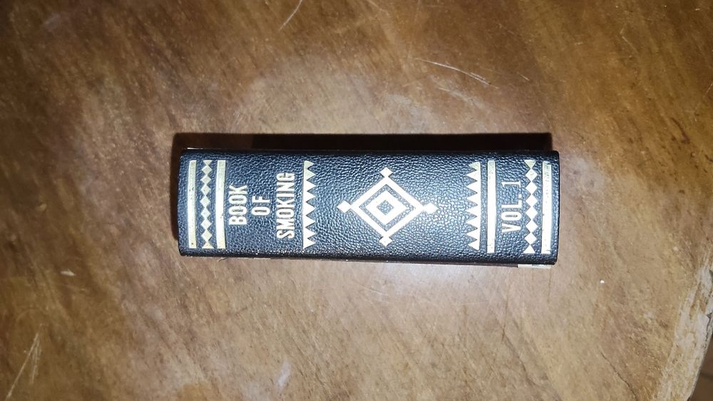 Isqueiro antigo ,  livro
