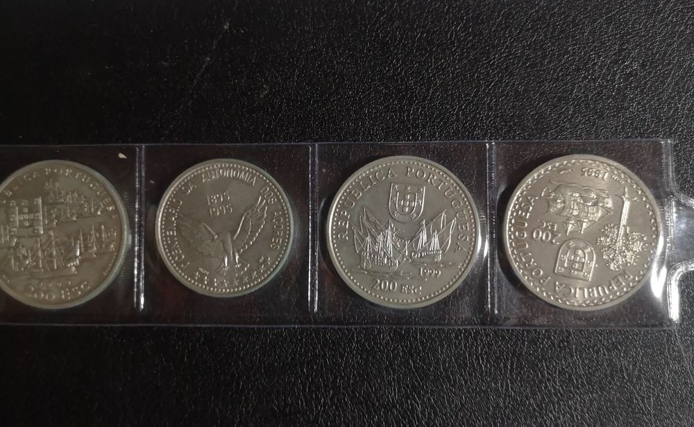Moedas de 100 e 200 escudos de colecção