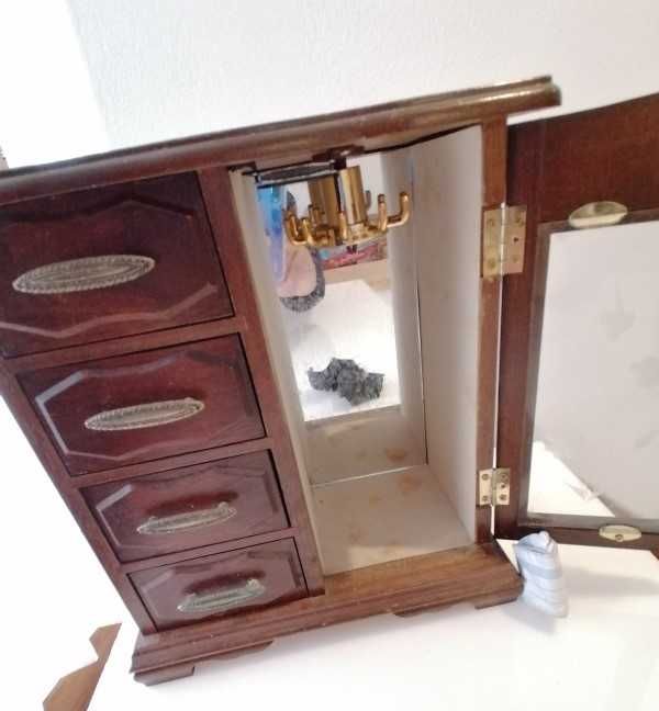 Móvel miniatura guarda joias em mogno