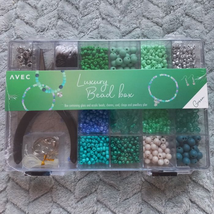 Zestaw nowych koralików do robienia biżuterii