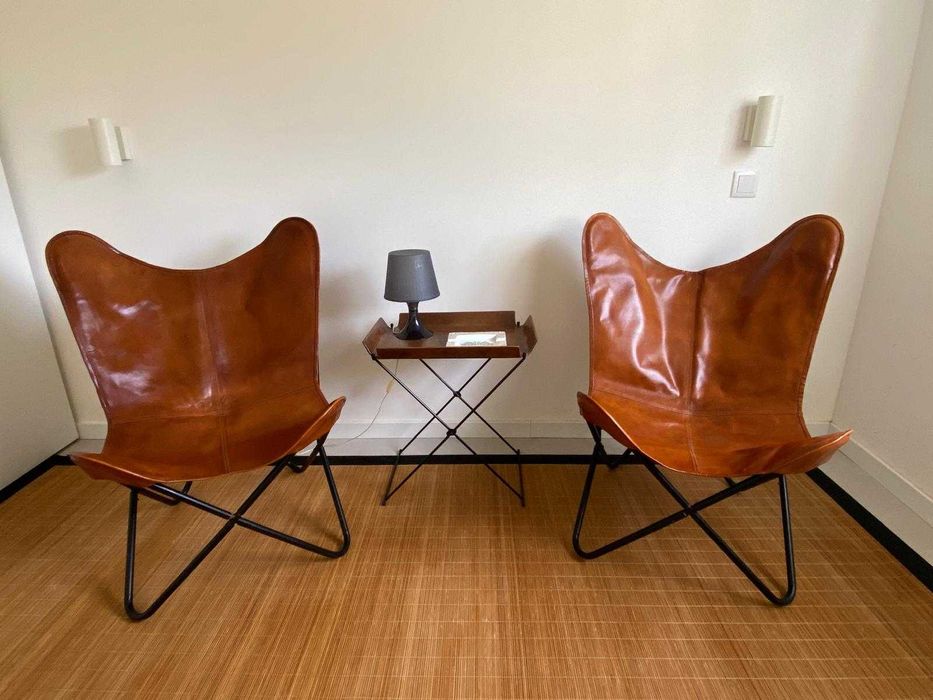 Duas Cadeiras Borboleta em Couro Genuíno - como novas