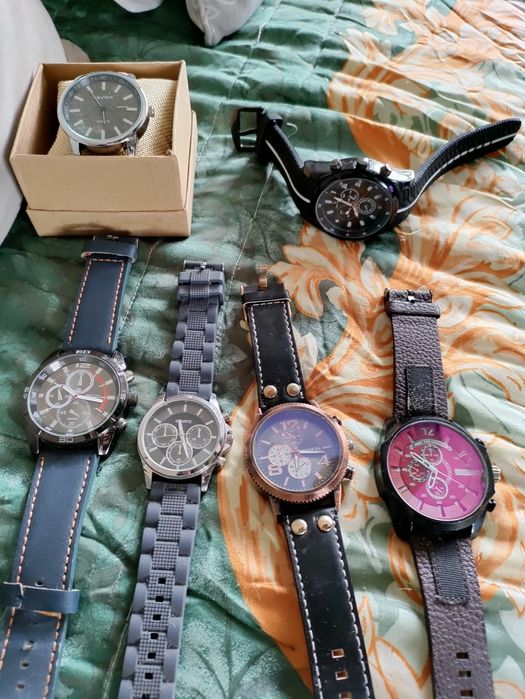 Vários relógios analógicos