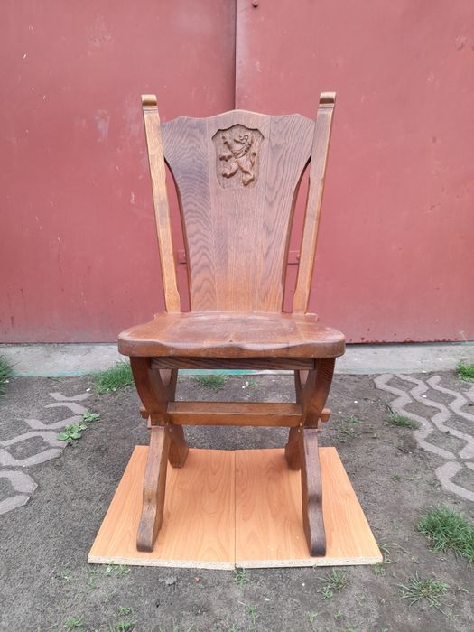 Krzesło dębowe z herbem