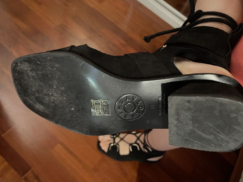 Vendo sandálias Bimba y Lola pretas