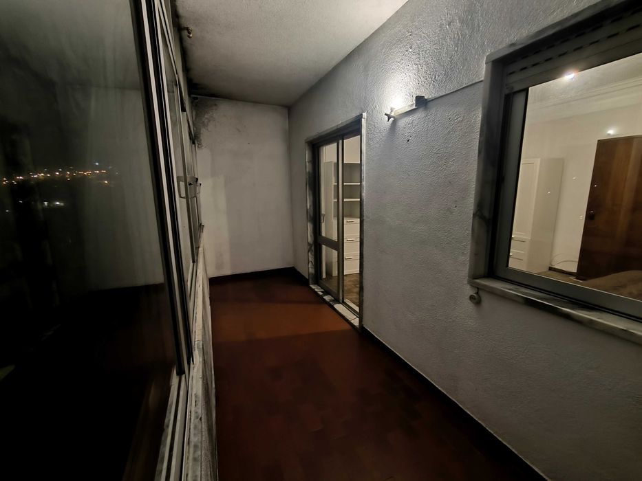 Quarto com cama de casal, espaçoso perto do metro de Odivelas