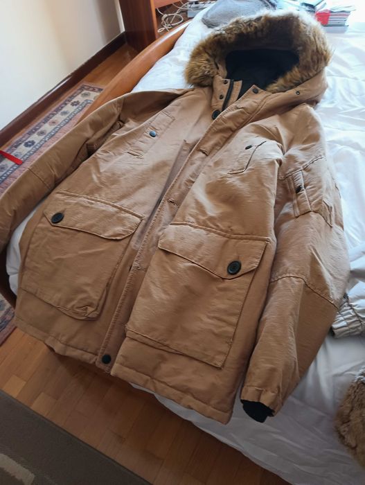 Casaco acolchoado c/ capuz em pelo - Bershka