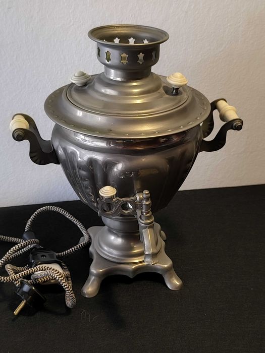 Antigo Samovar soviético/russo em metal.