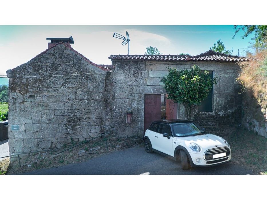 Vende-se Casa Antiga - Escarei-Ribeira de Pena