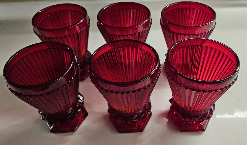 Copos vintage em vidro vermelho