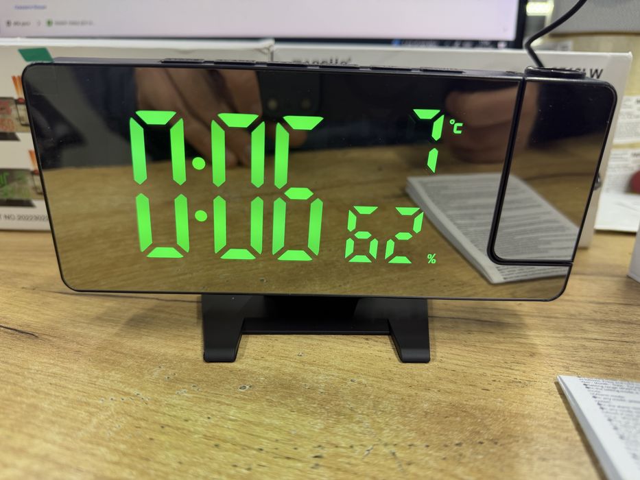 Годинник електронний з проекцією часу настільний годинник