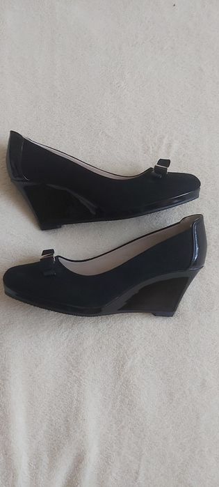 Sprzedam eleganckie nowe buty na koturnie roz.40