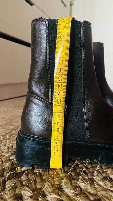 Челсі на масивній підошві з декоративним ланцюгом