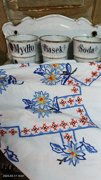 Ręcznie haftowany obrus.