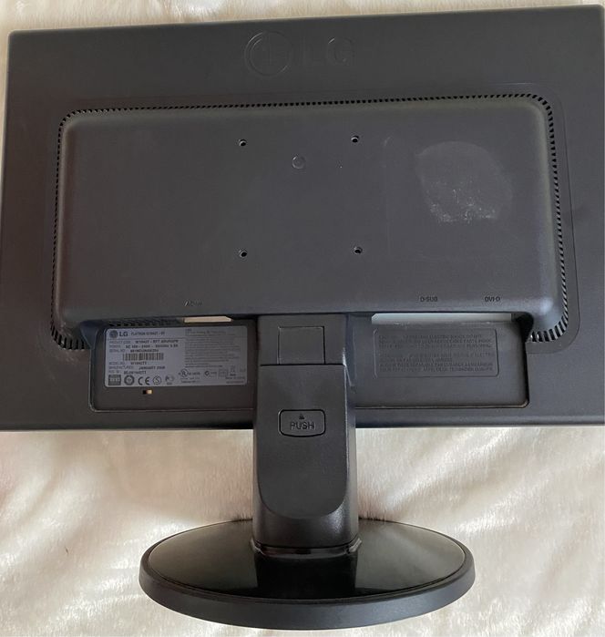 Системний блок, монітор, клавіутура, шнури, мишка, ковиик