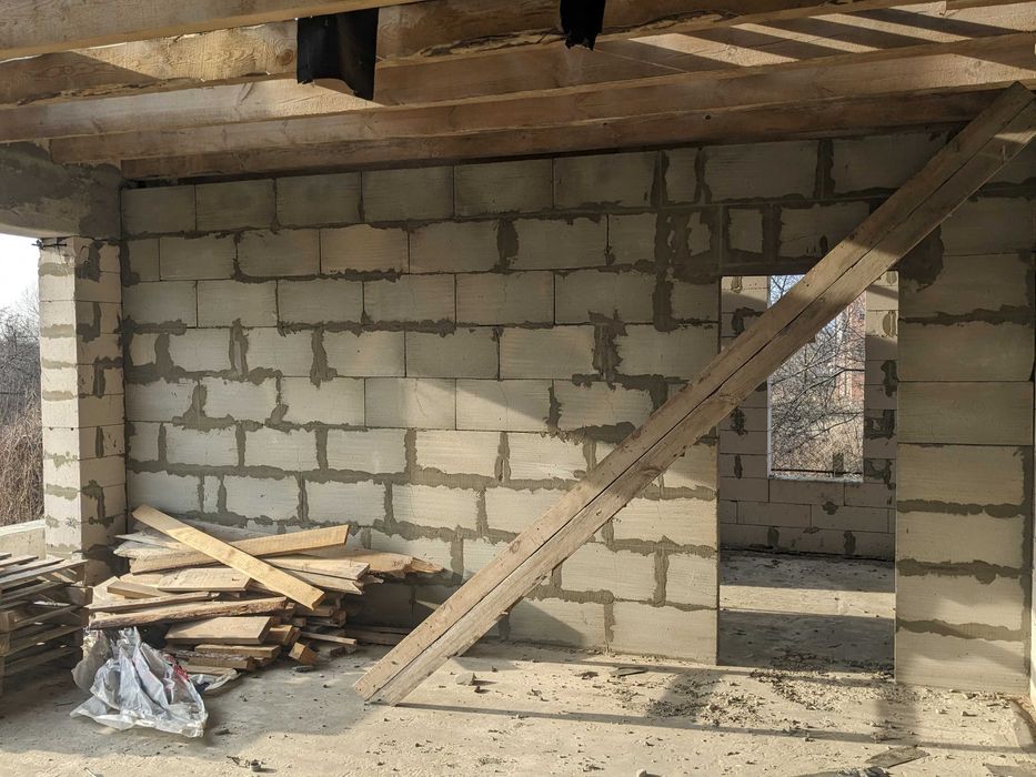 Двоповерховий капітальний будинок