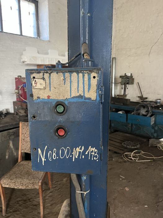 Продам автомобільний гвинтовий підйомник